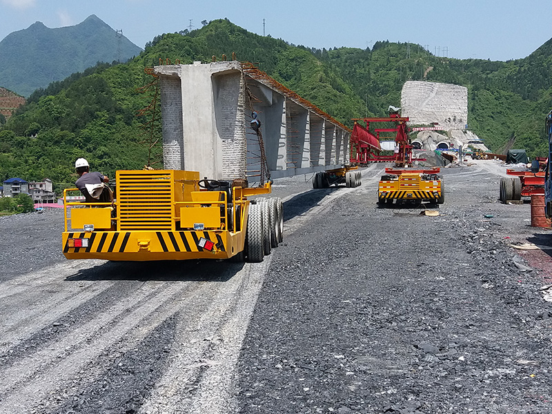 自行式輪胎運梁車